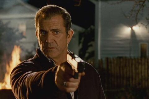 Edge of Darkness 2010 Movie Scene Mel Gibson as Craven holding a gun pointed at Ray Winstone as Jedburgh