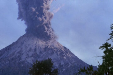 Dantes Peak 1997 Movie Scene A huge volcano smoking