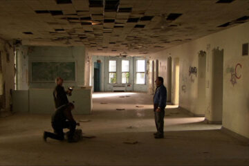 Session 9 2001 Movie Scene David Caruso as Phil and Peter Mullan as Gordon Fleming exploring the abandoned hospital