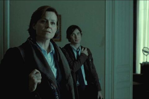 Red Lights 2012 Movie Scene Sigourney Weaver as Margaret Matheson and Cillian Murphy as Tom Buckley arriving at the house of a person with psychic abilites
