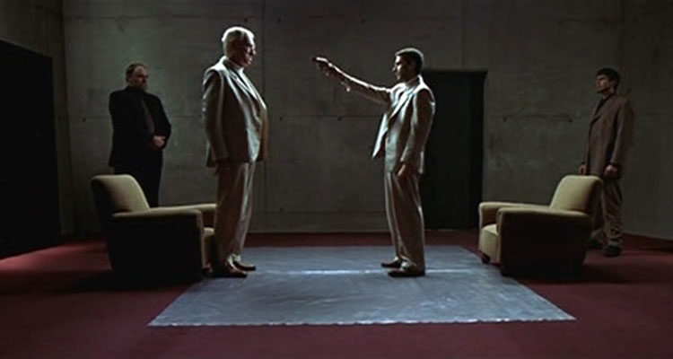 Intacto 2001 Movie Scene Leonardo Sbaraglia as Tomás holding a gun pointed at Max von Sydow as Samuel's head