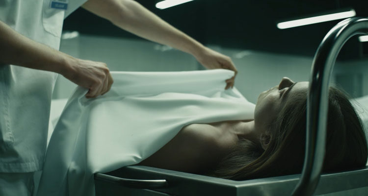 The Corpse of Anna Fritz 2015 Movie Albert Carbó pulling the sheets to reveal the dead body on the tray