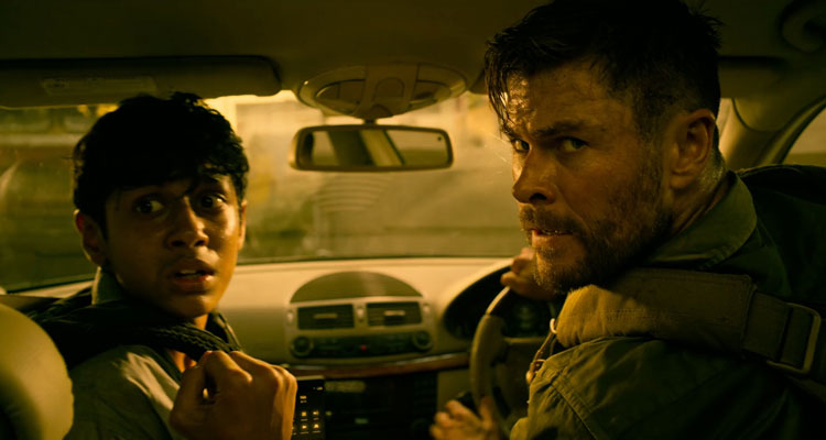 Extraction 2020 Movie Chris Hemsworth and Rudhraksh Jaiswal in a car