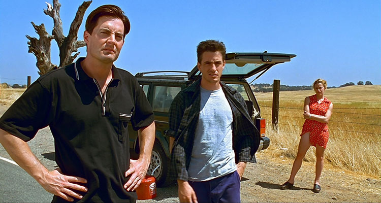 The Trigger Effect 1996 Movie Kyle MacLachlan, Elisabeth Shue and Dermot Mulroney on the road next to their car
