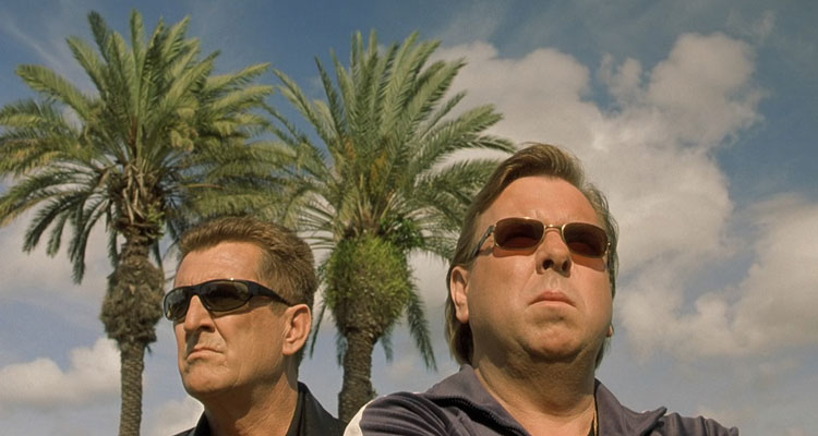 Gettin Square 2003 Movie Scene Timothy Spall as Dabba and Richard Carter as Crusher on the beach wearing sunglasses