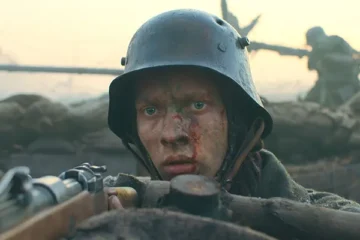All Quiet on the Western Front 2022 Movie Scene Felix Kammerer as Paul in the trench holding a Gewehr 98 rifle