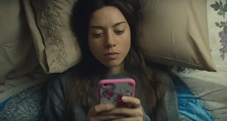 Ingrid Goes West 2017 Movie Scene Aubrey Plaza as Ingrid Thorburn on her mobile phone stalking Taylor's Instagram