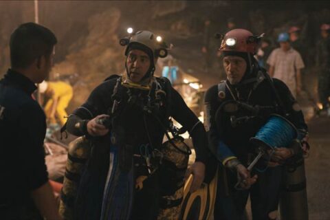 Thirteen Lives 2022 Movie Scene Viggo Mortensen as Rick Stanton and Colin Farrell as John Volanthen in their wetsuits inside the cave about to go underwater