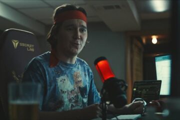 Dumb Money 2023 Movie Scene Paul Dano as Keith Gill AKA Roaring Kitty during his podcasts about the GameStop stock options and short squeeze