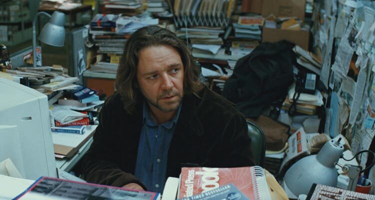 State of Play 2009 Movie Scene Russell Crowe as journalist Cal McAffrey working at his desk on a big story about a congressman and his murdered aide
