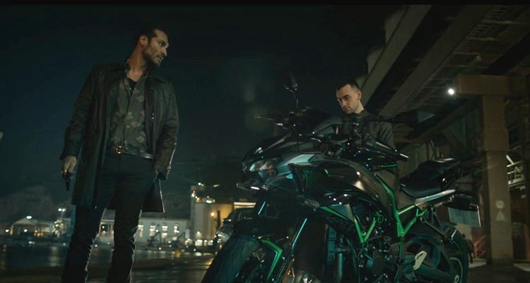 Centauro 2022 Movie Scene Édgar Vittorino as Carlos sending Àlex Monner as Rafa on a drug smuggling mission
